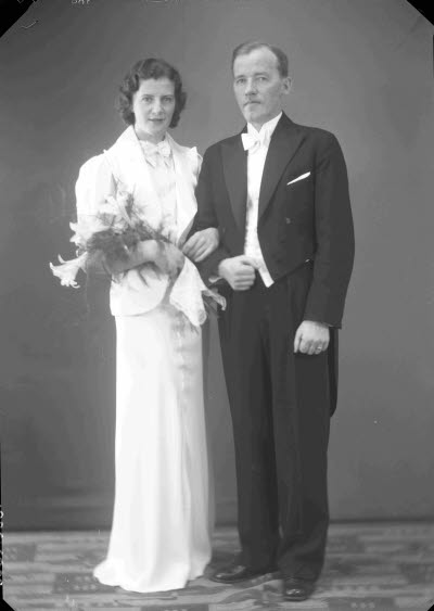 Porträtt av ett brudpar. Ateljefoto.