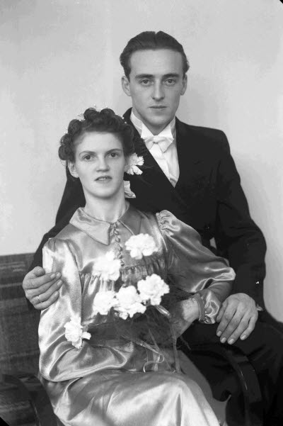 Porträtt av ett brudpar. Ateljefoto.