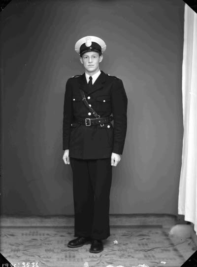 Poliskonstapel; porträtt av en herre i polisuniform.