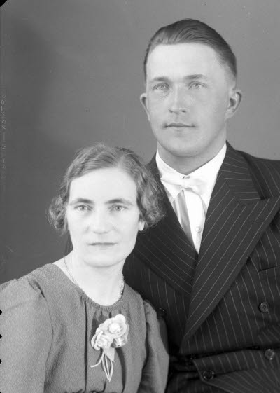 Porträtt av ett par; en herre och en dam. Ateljefoto.