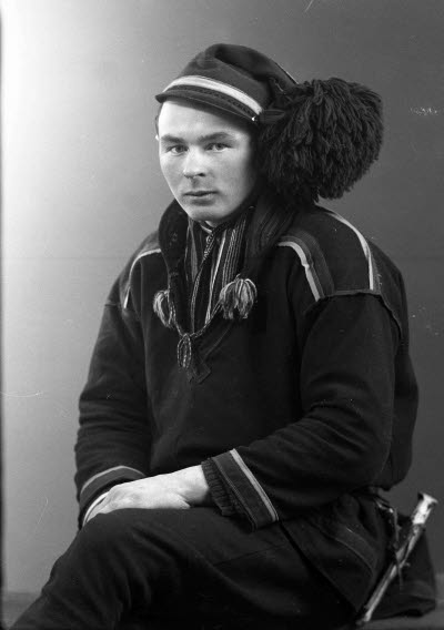 Porträtt av en herre i samedräkt. Ateljefoto.