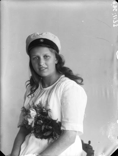 Porträtt av en ung dam. Ateljefoto. Studentexamen.