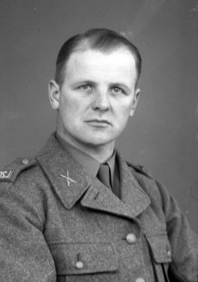 Porträtt av en herre i militäruniform. Ateljefoto.