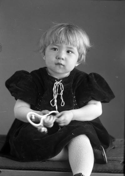 Porträtt av ett barn; en flicka. Ateljefoto.