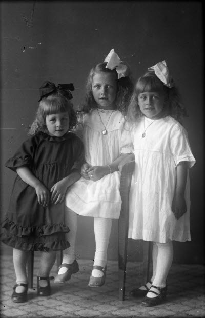 Porträtt av 3 barn, flickor. Ateljefoto.
