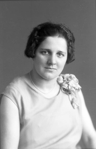 Porträtt av en dam. Ateljefoto.