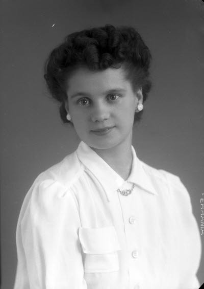 Porträtt av en dam. Ateljefoto.