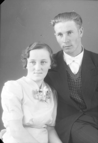 Porträtt av ett brudpar. Ateljefoto.