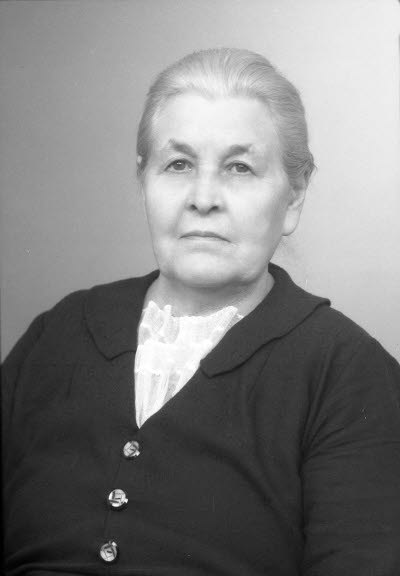 Porträtt av en dam. Ateljefoto.