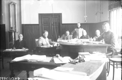 Gruppbild; arbetsrum med militärer; befäl. Oidentifierade.