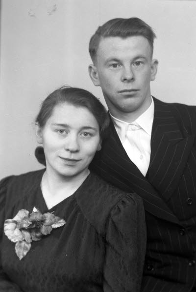 Porträtt av ett brudpar. Ateljefoto.