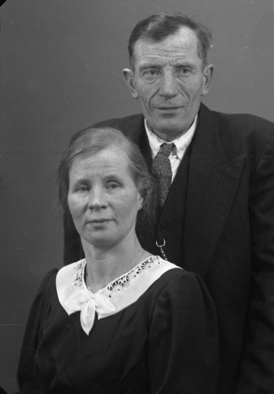 Porträtt av ett par; en herre och en dam. Ateljefoto.