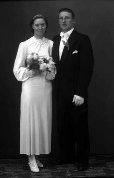 Porträtt av ett brudpar. Ateljefoto.