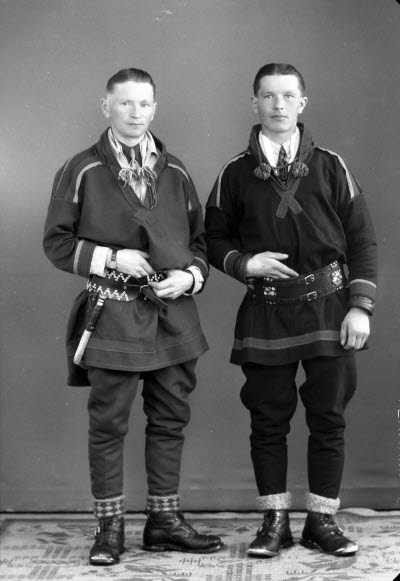 Porträtt av två herrar i samedräkter. Ateljefoto.