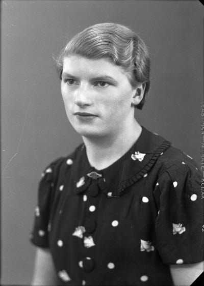 Porträtt av en dam. Ateljefoto.