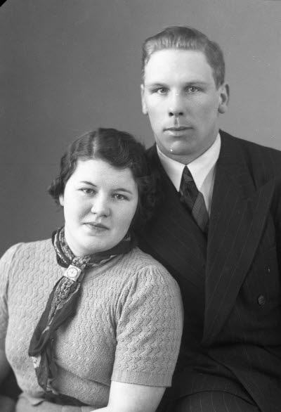 Porträtt av ett par; en herre och en dam. Ateljefoto.