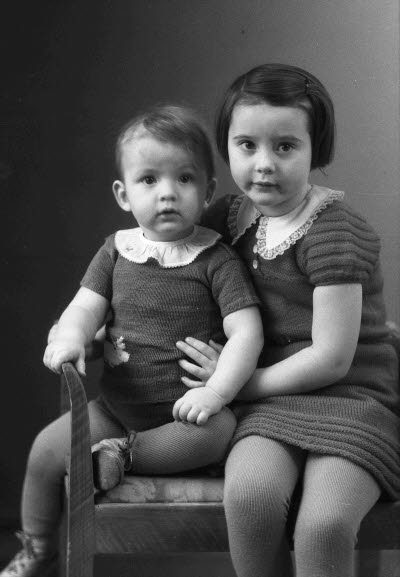 Porträtt av två barn. Ateljefoto.