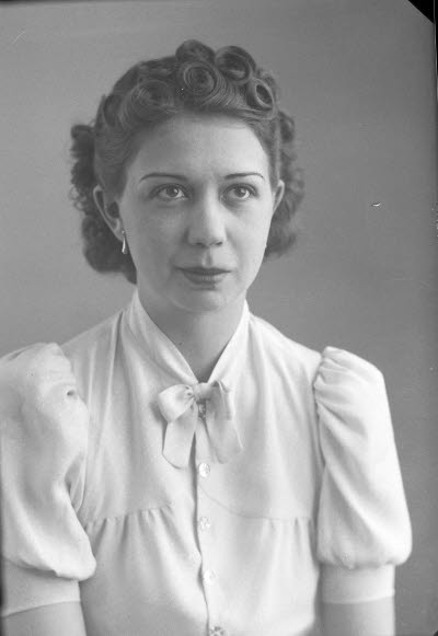 Porträtt av en dam. Ateljefoto.