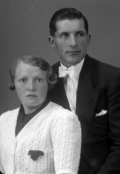 Porträtt av ett par; en herre och en dam. Ateljefoto.