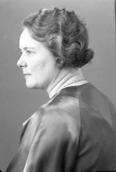 Porträtt av en dam. Ateljefoto.