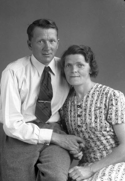 Porträtt av ett par; en herre och en dam. Ateljefoto.