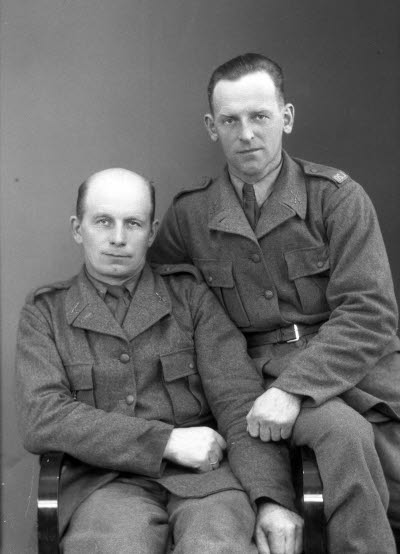 Porträtt av två herrar i militäruniformer. Ateljefoto.