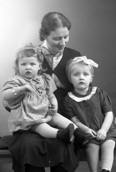 Porträtt av en dam och två barn; flickor. Ateljefoto.