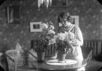 Porträtt av en dam i hemmiljö.