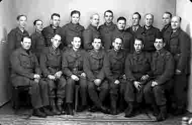 Porträtt av 18 herrar i militäruniformer. Ateljefoto.