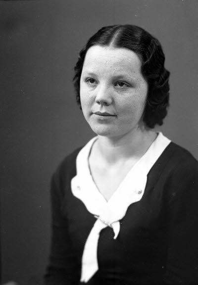 Porträtt av en dam. Ateljefoto.