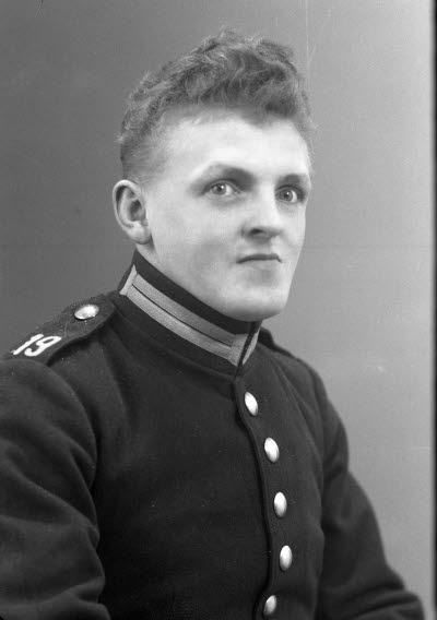 Porträtt av en herre i militäruniform. Ateljefoto.