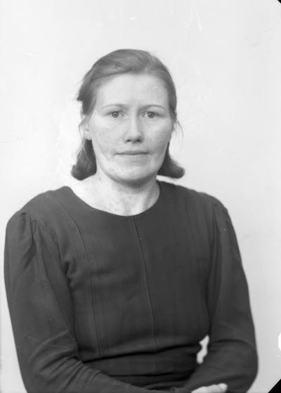 Porträtt av en dam. Ateljefoto.