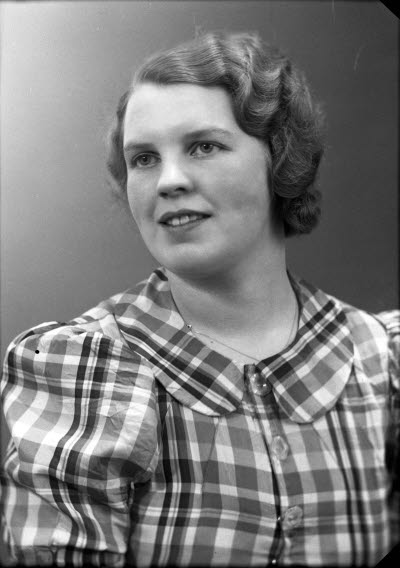 Porträtt av en dam. Ateljefoto.