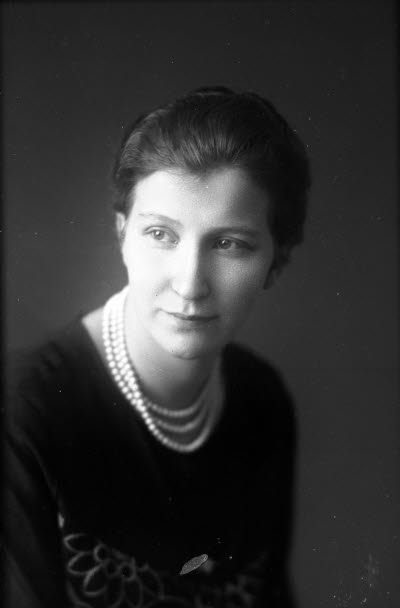 Porträtt av en dam. Ateljefoto.