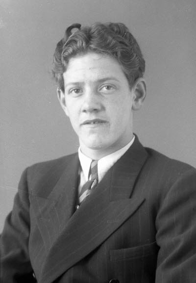 Porträtt av en ung herre. Ateljefoto.