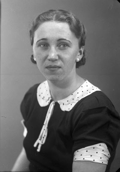 Porträtt av en dam. Ateljefoto.