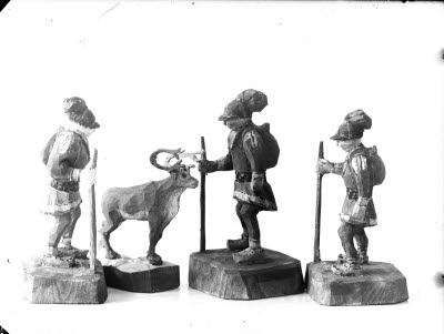 Träsnideri; samer med ren i miniatyr.