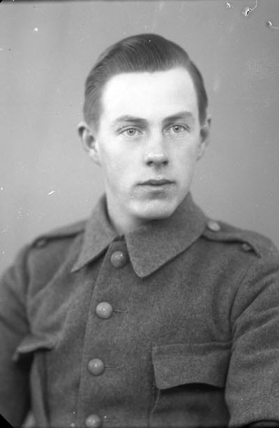 En herre i militäruniform.