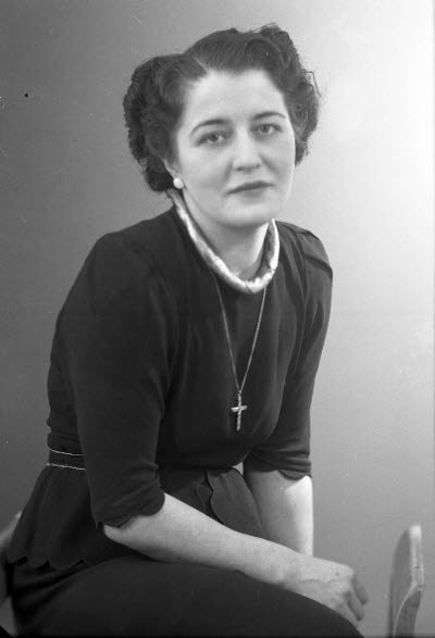 Porträtt av en dam. Ateljefoto.