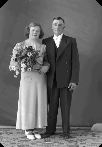 Porträtt av ett brudpar. Ateljefoto.