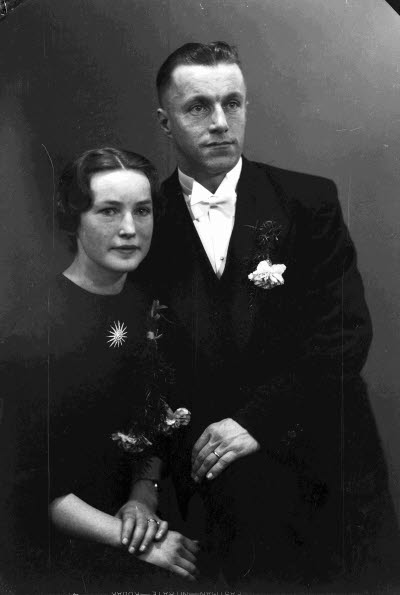 Porträtt av ett brudpar. Ateljefoto.