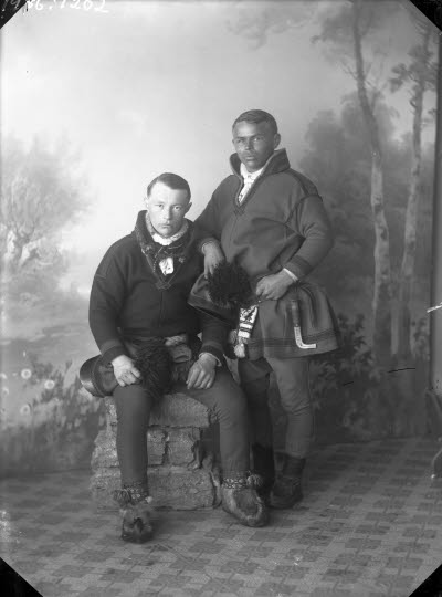 Porträtt av 2 herrar i samedräkt. Ateljefoto.