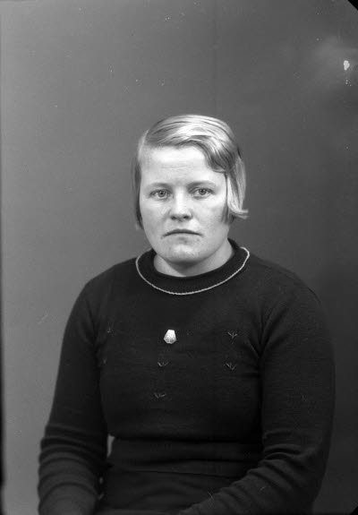 Porträtt av en dam. Ateljefoto.