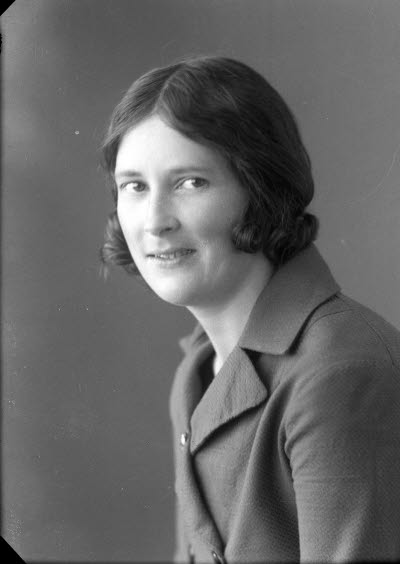 Porträtt av en dam. Ateljefoto.