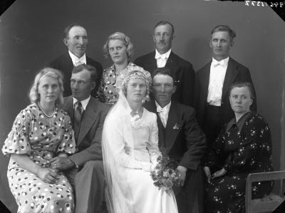 Gruppbild bröllop, brudpar. Ateljefoto.