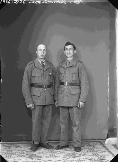 Porträtt av två militärer.