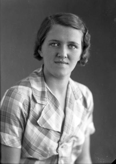 Porträtt av en dam. Ateljefoto.