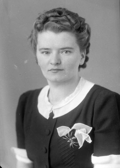 Porträtt av en dam. Ateljefoto.