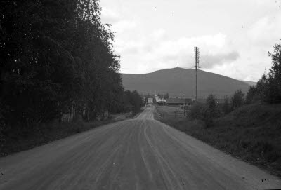 Malmbergevägen mot Gällivare; Dundret i bakgrunden.