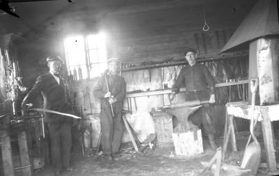 Snickeriverkstad. Interiör. Tre herrar. Oidentifierade.